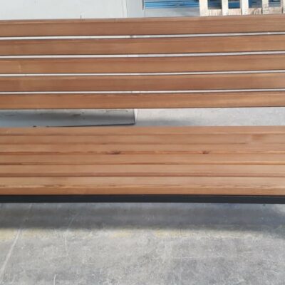 Een fraai vormgegeven parkbank, verkrijgbaar in verschillende uitvoeringen. Hoogwaardige materialen voor een vriendelijke prijs.