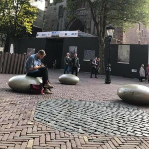Op het Domplein in Utrecht. Onze betonnen zit-elementen in Smartie-vorm. Hiermee wordt ook direct een stukje veiligheid gecreëerd. Duurzaam en voordelig straat- stadsmeubilair