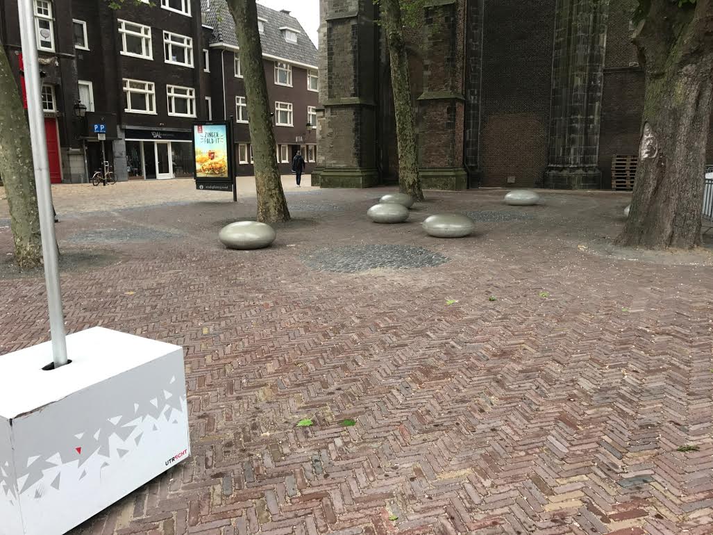 Smarties. Hufterproof straatmeubilair en vrolijke blikvangers.