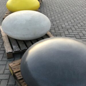 Zitstenen van beton, ook wel smarties genoemd. Prachtig om te zien en vrijwel onderhoudsvrij.