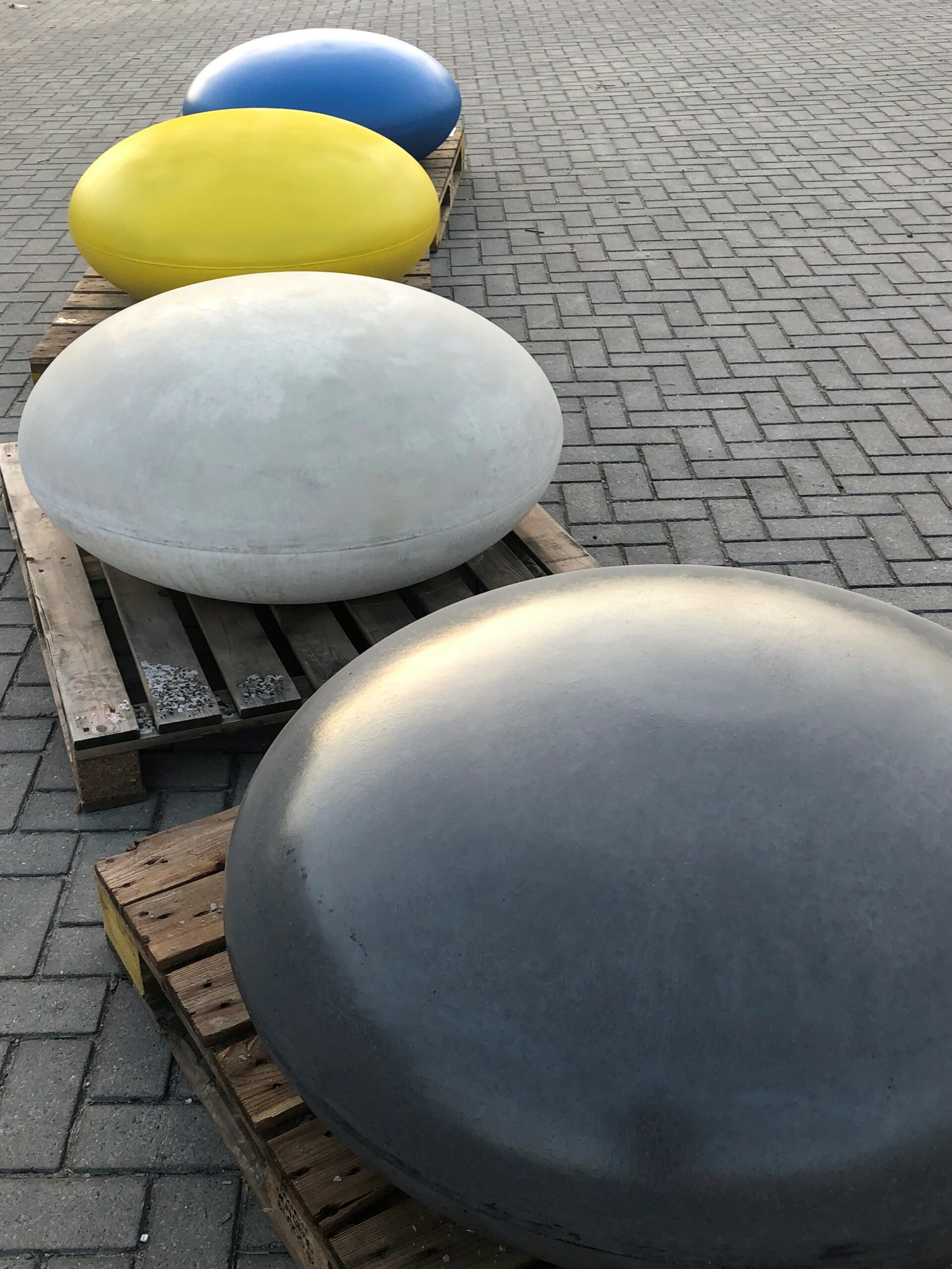 Zitstenen van beton, ook wel smarties genoemd. Prachtig om te zien en vrijwel onderhoudsvrij.