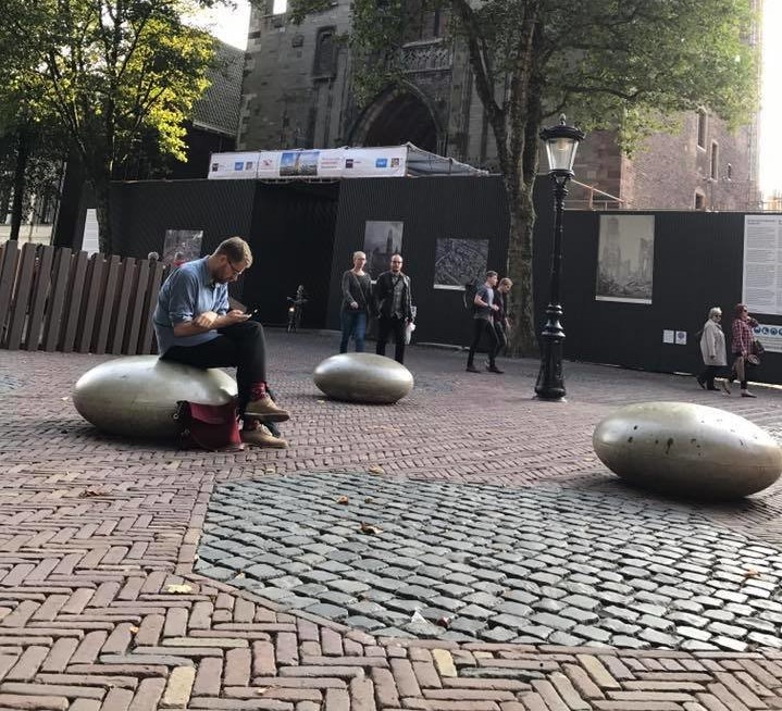 Op het Domplein in Utrecht. Onze betonnen zit-elementen in Smartie-vorm. Hiermee wordt ook direct een stukje veiligheid gecreëerd. Duurzaam en voordelig straat- stadsmeubilair