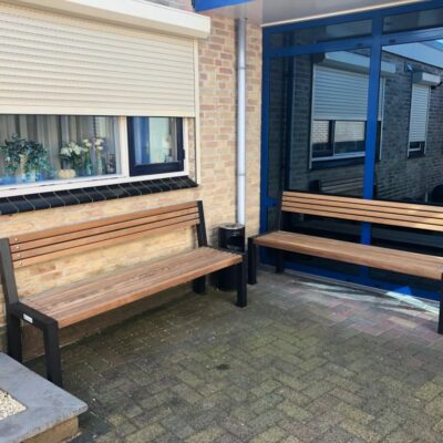 Parkbank van Italiaans design. Houten latten op een verzinkt stalen frame.