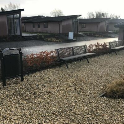 Parkbanken model Rest en onze buitenafvalbak Genova, alles in een fraaie zwarte coating uitgevoerd. Deze staan bij Top-parken.