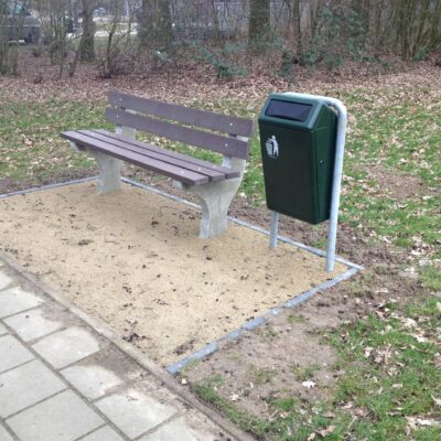 Onze buiten afvalbak Bima groen gecoat met onze parkbank model Classic. Duurzaam en ook nog eens voordelig straatmeublair