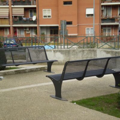 Parkbank model Athene. Zeer elegante parken, waarbij hier gekozen is voor een poedercoating in diep-zwart, ral 9005