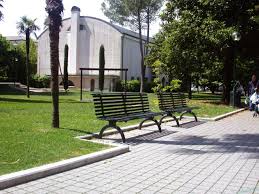 Straatmeubilair, parkbanken op zijn mooist. Hier afgewerkt in een diep zwarte poedercoating.