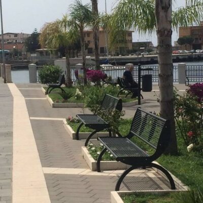 Parkbanken model Cetra, gepoedercoat in een fraaie diep zwarte kleur.