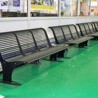 Onze fraaie design parkbanken model Athene op een rij. Hier bijNedTrain