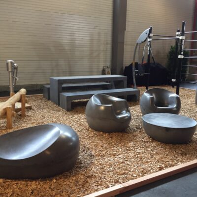 Onze Stool-set Betonnen fauteuils met tafel. Afgebeeld in antraciet. Straatmeubilair met een bijzonder fraai design. En... geen onderhoud