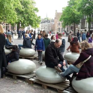 Onze betonnen Smarties net geleverd op het Domplein in Utrecht