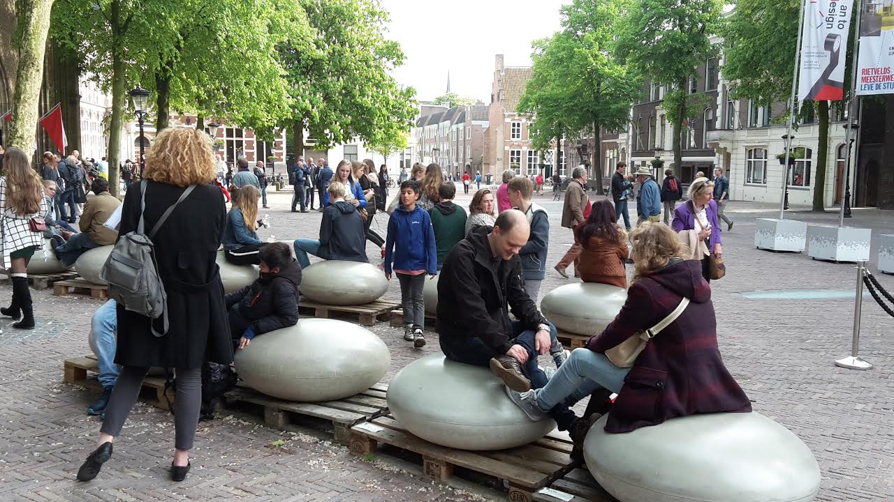 Onze betonnen Smarties net geleverd op het Domplein in Utrecht