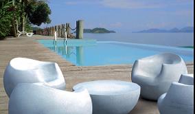 Betonnen straatmeubilar - parkbanken Stool, onverwoestbare elegantie. Dankzij de natuurlijke grijze kleur en optionele RAL-kleuren sluit het betonnen meubilair van de Stool-serie naadloos aan op elke stedelijke of landschappelijke omgeving.