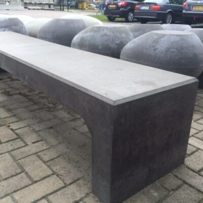 Betonnen U-banken. Ideaal als schoolplein bank en parkbank voor de openbare ruimte.