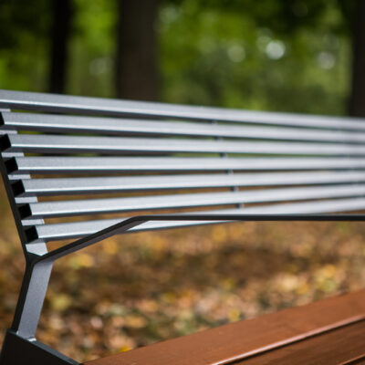 Voor de ijzerdelen van deze fraaie lijn parkbanken heeft u de keuze uit 4 fraaie ral kleuren