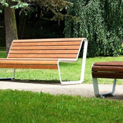 Parkbank Borola met in de grenen uitvoering en het frame in verkeerswit gecoat.