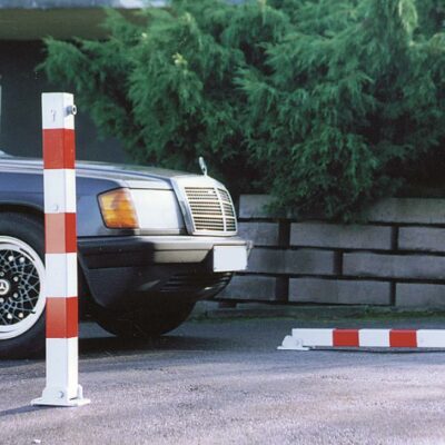 Neerklapbare parkeerpalen. Lengte 900 mm. Uitgevoerd met driekantslot. De duurzame en voordelige antiparkeerpaal om uw toegang of parkeerplek te beschermen.