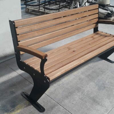 Parkbank met lasergesneden frame en afgewerkt met houten latten. Mooi parkmeubilair.