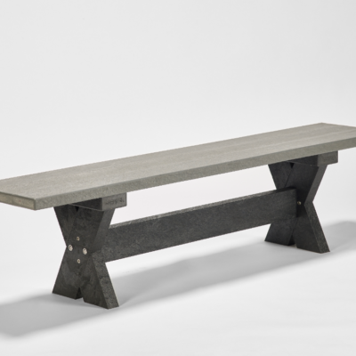 Degelijke parkbank zonder rugleuning. Afgebeeld in grijs-zwart. Lengte 180cm.