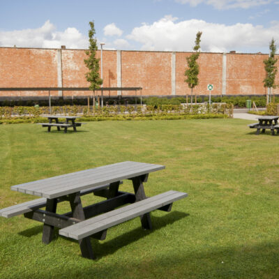 Picknickset, picknicktafels uit deze lijn zijn zeer geschikt voor plaatsing in openbare ruimtes. Geen onderhoud, grafittiproof picknickest en rotvrij!