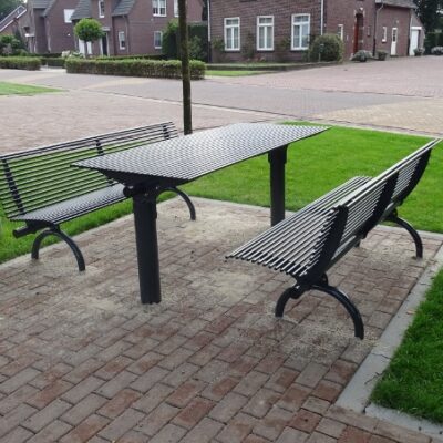 Picknickset Rest. Hier afgebeeld mer 2 parkbanken met rugleuning. Tijdloze elegantie! Uitstekend zitcomfort.