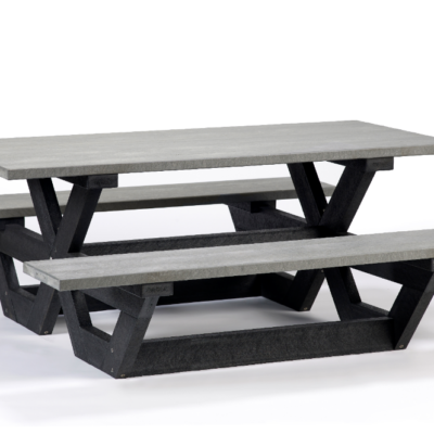 Picknicktafel Cross, de ultieme duurzaamheid. Afgebeeld in zwart-grijs.