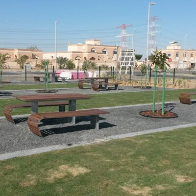 Picknickset Contour. Afgebeeld met een fraaie kersen-afwerking en de ijzerdelen gepoedercoat in een grijze ral kleur. Straatmeubliair op zijn mooist.