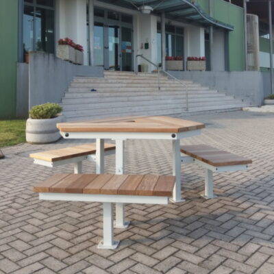 Deze stijlvolle picknicktafel is vervaardigd van hoogwaardig hout en biedt duurzaamheid en een aantrekkelijke uitstraling.