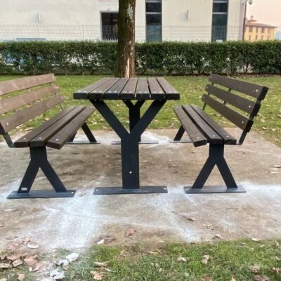 Doordat deze picknicktafel en banken voorzien vijn van voetplaten is deze set zeer eenvoudig permanent op het maaiveld te bevestigen.