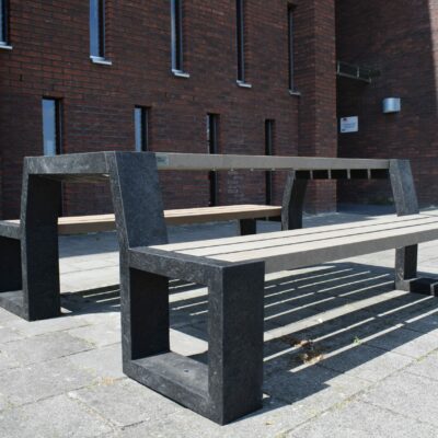 Picknickset Matrix in de beige uitvoering. Ideaal op speel en schoolpleinen en in parken. Geen onderhoud en volgens het Cradle to Cradele principe geproduceerd..