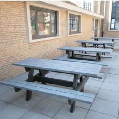 4 van onze massief regeneraat picknicksets op een rij. Rotvrij en zeer duurzaam park- en straatmeubilair.