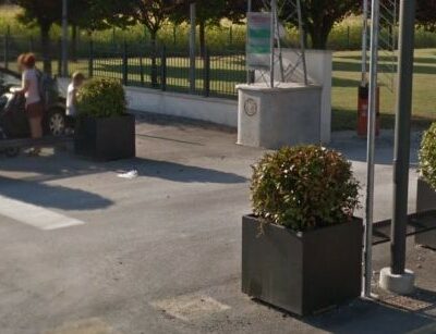 Twee riante plantenbakken 60x60x75cm met daartussen een zitbank met naar keuze een lengte van 120cm of 160cm.