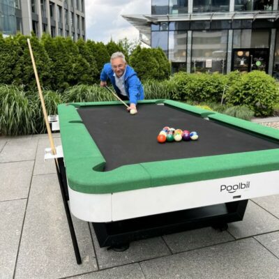 Deze outdoor pooltafel is speciaal ontworpen voor langdurig buitengebruik, met een robuuste constructie die bestand is tegen regen, wind, felle zon, UV-straling en vorst – perfect voor alle seizoenen