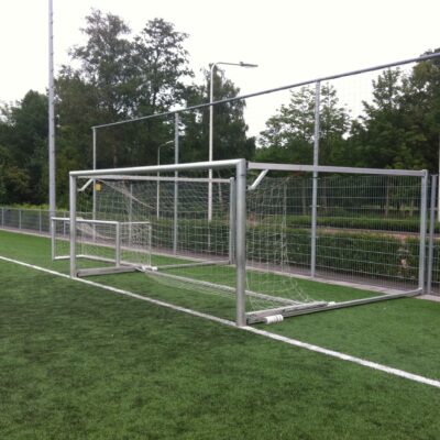 Jeugd voetbaldoelen model JVD165 Inklapbaar, of ook wel wegdraaibare pupillen voetbaldoelen genoemd. Model JVD165 is kwalitatief het topsegment als het om wegdraaibare jeugd voetbaldoelen gaat.