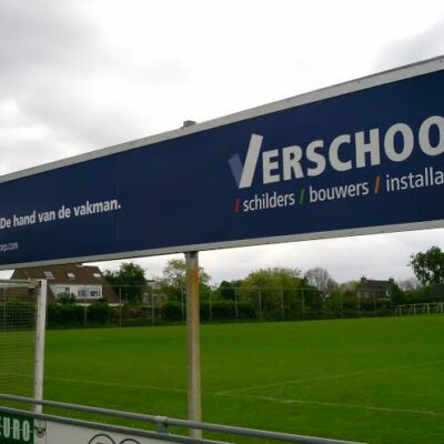 Reclamebordprofiel PRO. Het ideale reclamebord ophangsysteem voor iedere sportaccommodatie.