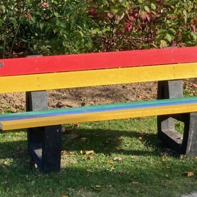 Breng kleur in uw buitenruimte met de Regenboog-parkbank: Een blikvanger met comfort. Een plek voor iedereen.
