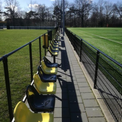 Deze tribunezitjes gebruiken we ook voor onze reservebanken - coachbanken