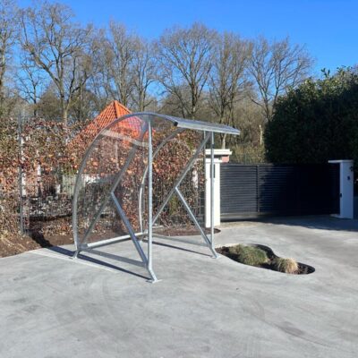 Afgebeeld de 1.5m uitvoering van deze kleine rookabri. Ook in een 2 meter uitvoering leverbaar.