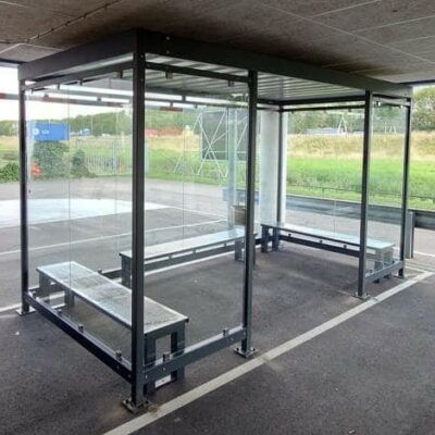 Met onze zitbanken model Danielle. (Voorheen rookoverkapping Keulen, nu Myla) Dé perfecte rookruimte voor buiten, volledig geprefabriceerd en direct klaar voor gebruik, zonder gedoe met montage.