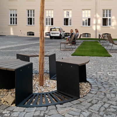 Het model Segmo combineert boombescherming met handige zittingen voor een multifunctioneel ontwerp.