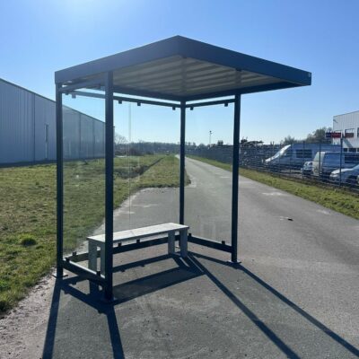 Rookoverkapping Palermo P2. Ideaal als rookabri en automaten overkapping. Afgebeeld de 2 meter uitvoering met zitbankje.