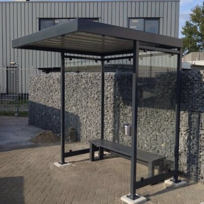 Hier rookoverkapping Palermo, lengte 2 meter met zitbank in Rotterdam Geef uw rokers een comfortabele, beschutte plek met de fraai afgewerkte en voordelige Palermo rookabri.