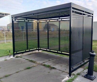 Rokersoverkapping model Hagen is beschikbaar in drie afmetingen (2x2m, 3x2m, 4x2m) en is ideaal voor elke buitenruimte.