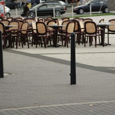 Rustieke antiparkeerpalen, afzetpalen met een fraaie conische vormgeving en rond kop. Afgebeeld de uitneembare uitvoering van deze antiparkeerpaal.