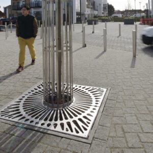 Boomroosters van handgepolijst rvs, de ultieme duurzaamheid en ook de afgebeelde rvs boomkorf kunnen wij u leveren