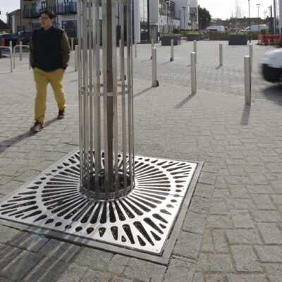 Boomroosters van handgepolijst rvs, de ultieme duurzaamheid en ook de afgebeelde rvs boomkorf kunnen wij u leveren