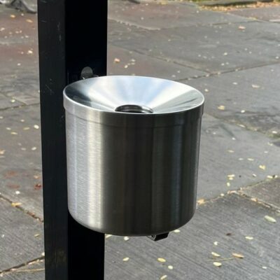 Deze elegante en eenvoudig te legen zelfdovende asbak combineert functionaliteit met een strak design.