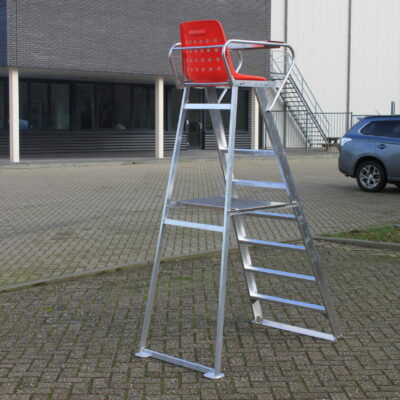 Een aluminium scheidsrechtersstoel met een prima zitcomfort. Inclusief schrijftafel. Eenvoudig in te klappen en hierdoor gemakkelijk op te bergen.