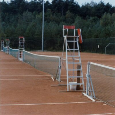 Volledig gemonteerd geleverde scheidsrechterstoel van duurzaam aluminium.