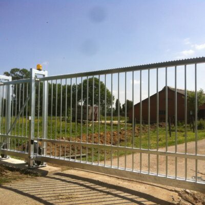 Onze schuifpoorten zijn leverbaar tot 20 meter doorgang, perfect voor bedrijven, terreinen en industriële toepassingen.